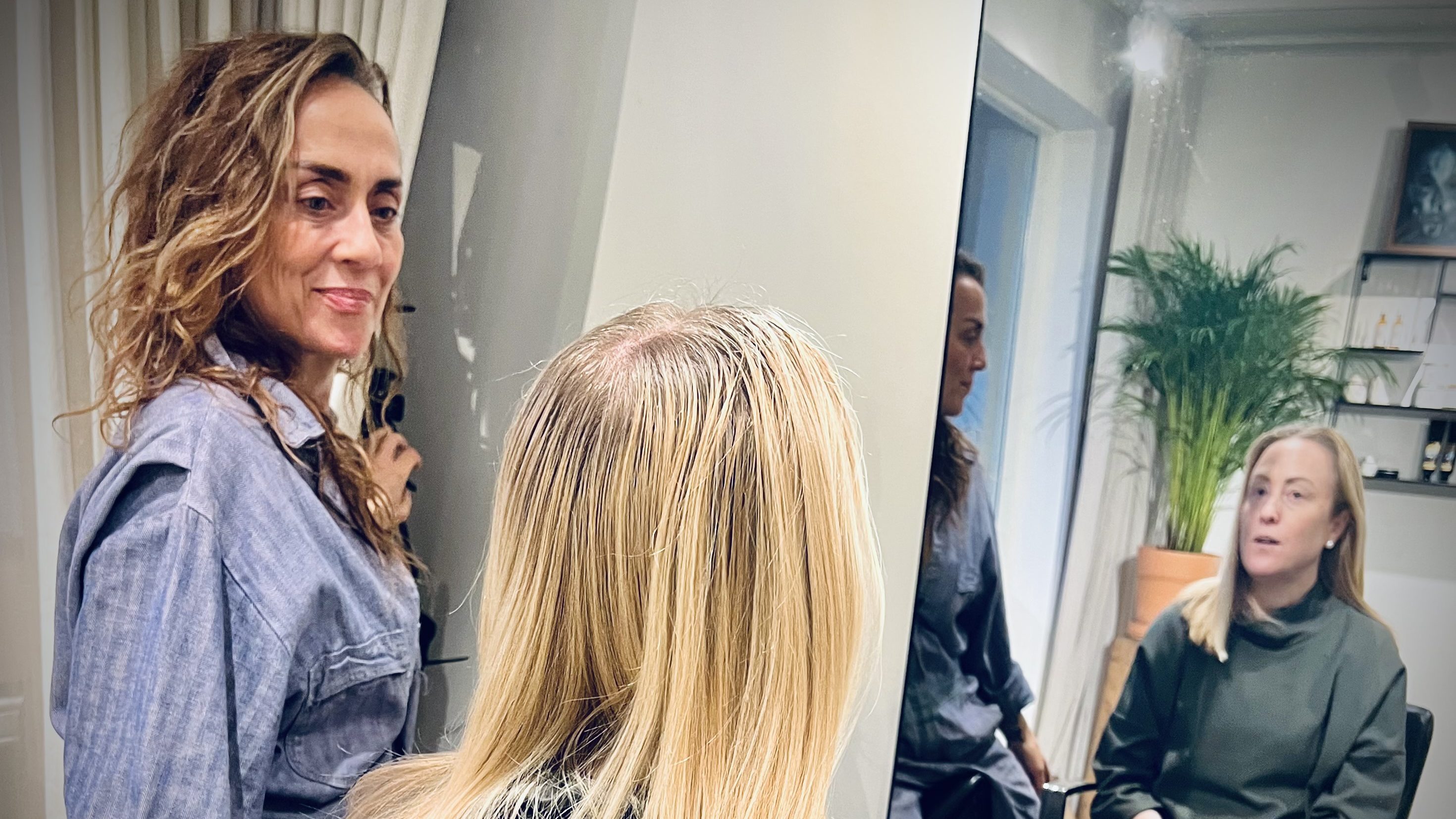 Frisör i Göteborg som erbjuder klippning, färg och personlig hårstyling hos Holistica i Majorna.